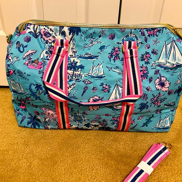 New Lilly Pulitzer Overnight Bag in Lilly’s Road-trip Print - Picture 3 of 6